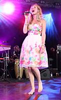 GREAT TEW, OXFORD, ENGLAND - Joss Stone at the Cor