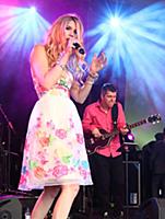 GREAT TEW, OXFORD, ENGLAND - Joss Stone at the Cor