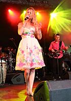 GREAT TEW, OXFORD, ENGLAND - Joss Stone at the Cor