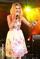 GREAT TEW, OXFORD, ENGLAND - Joss Stone at the Cor