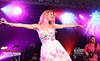 GREAT TEW, OXFORD, ENGLAND - Joss Stone at the Cor