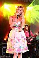 GREAT TEW, OXFORD, ENGLAND - Joss Stone at the Cor