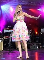 GREAT TEW, OXFORD, ENGLAND - Joss Stone at the Cor