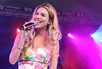 GREAT TEW, OXFORD, ENGLAND - Joss Stone at the Cor