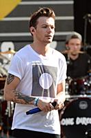 Louis Tomlinson of One Direction performs on Good 