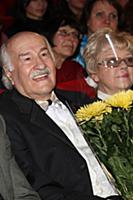Народному артисту СССР, лауреату множества наград 