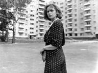 Кадр из фильма 'Одинокая женщина желает познакомит
