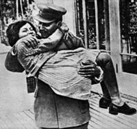 Светлана Сталина на руках отца, 1935 год. Архивные