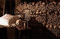 NATIONAL PICTURES

Spooky sightseers can spend H