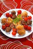Фрикадельки с цветной капустой и помидорами