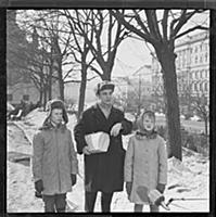 Кадр из фильма «Звонят, откройте дверь», (1965).