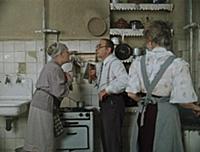 Кадр из фильма: 'Покровские ворота', (1982). На фо