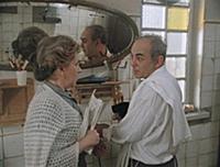Кадр из фильма: 'Покровские ворота', (1982). На фо