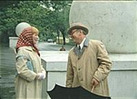Кадр из фильма: 'Покровские ворота', (1982). На фо