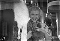 Кадр из фильма «Девушка с характером», (1939). На 