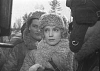 Кадр из фильма «В шесть часов вечера после войны»,