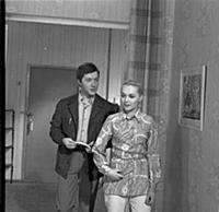Кадр из фильма «Возле этих окон», (1973). На фото: