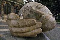 Франция, Париж. Под защитой собаки.