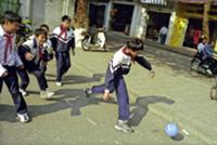 Ханой, Вьетнам, 2004. На фото - школьники играют в