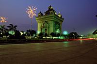 Лаос, 2004. На фото - Триумфальная Арка (Patuxai) 