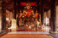 Лаос, 2004. На фото - монахи молятся в храме (Wat 
