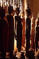 Лаос, 2004. На фото - статуи Будды в храме (Wat Wi