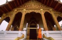 Лаос, 2004. На фото - монах перед храмом (Wat Nong
