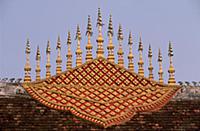 Лаос, 2004. На фото - крыша храма (Wat Nong Sikhun