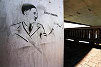Словакия. На фото - 'граффити' на мосту в Братисла
