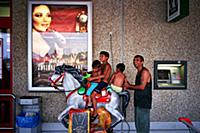 Словакия. На фото - безработные цыгане в день выпл
