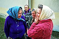 Словакия. На фото - пожилые женщины беседуют перед