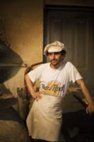 Грузия, 2006. На фото - пекарь печет хлеб, Тбилиси