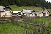ROMANIA / Bukovina / Ciocanesti / traditional vill
