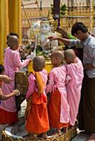 MYANMAR / Yangon / 2015 / On the platform, astrolo