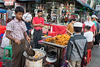 MW0115-6046 MYANMAR / Yangon / Sidewalk sale of fr