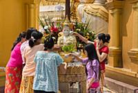 MYANMAR / Yangon / 2015 / On the platform, astrolo