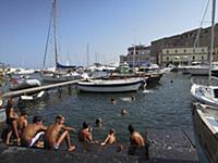 Italy / Campania / Naples / 2015 / Local bathers b