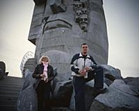 Ольга и Алешау памятника жертвам ГУЛАГа. Магадан, 