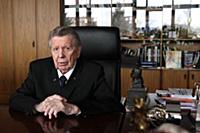 Академик Евгений Иванович Чазов в своем рабочем ка
