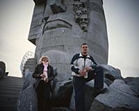 Ольга и Алеша рядом с памятником жертв ГУЛАГа. Маг