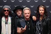 Стивен Тайлер и группа Aerosmith (Джо Перри, Том Х