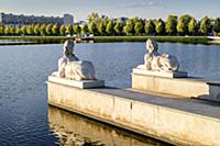 Усадьба Царицыно, пруд и скульптуры львов.