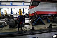 Рабочие в цеху. Цех ремонта электровозов. Станция 
