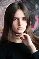 Молодая девушка позирует в студии. Портрет.