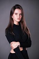 Портрет молодой девушки в черном платье. Студийная