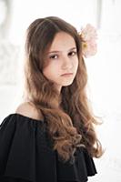 Портрет девушки с цветами в волосах