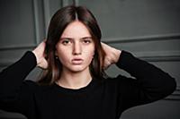 Молодая девушка позирует в студии. Портрет.