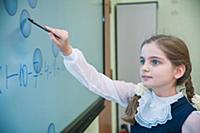 Девочка в школе у доски
