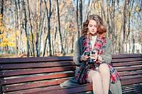 Девушка фотограф с голубыми глазами в клетчатом ша