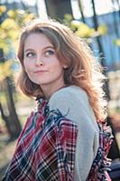 Портрет красивой девушки с голубыми глазами в клет
